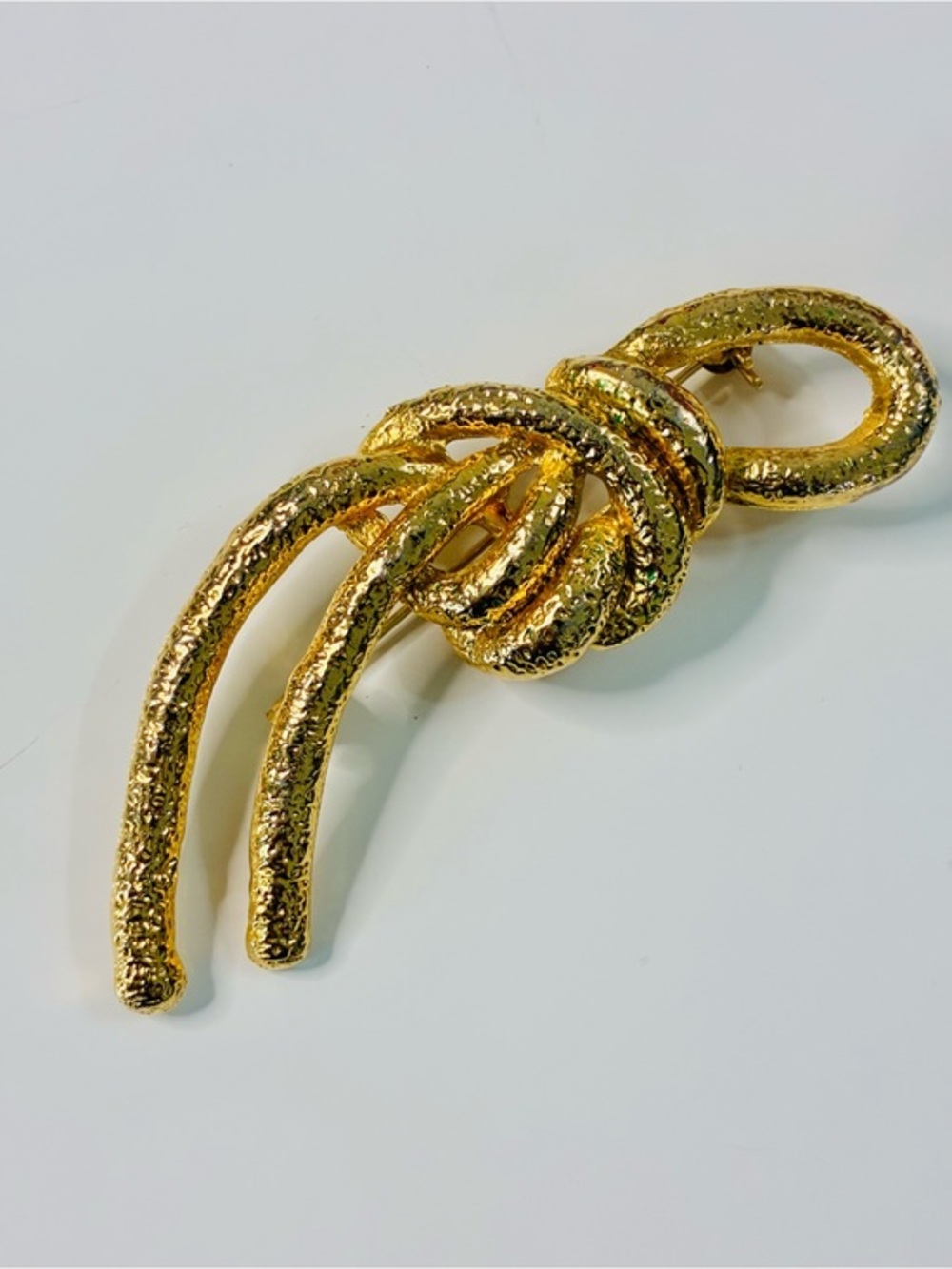 Effortlessly Elegant GLD Textured Knot Drop Brooch Understated Wealth EUC Unisex